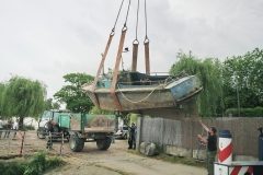 grutage du bateau en 2008 Pendant plus de 20 ans, sa silhouette trapue a sillonné le port de Nantes, de navettes en remorquages de tout types de navires, y compris d'illustres bâtiments tel le BELEM