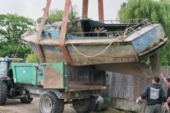 grutage du bateau en 2008 A la fermeture des Chantiers, il a été racheté en 1988 par un pêcheur professionnel de Mauves sur Loire, Mr Georges Papin qui l' a reconverti à la pêche à la civelle.