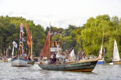 Les Rendez-vous de l'Erdre festival jazz musique et belle plaisance rivière La parade des bateaux voiliers sous le pont de la Tortière rivière patrimoine fluvial culture patrimoine  *** Local Caption *** bestrd